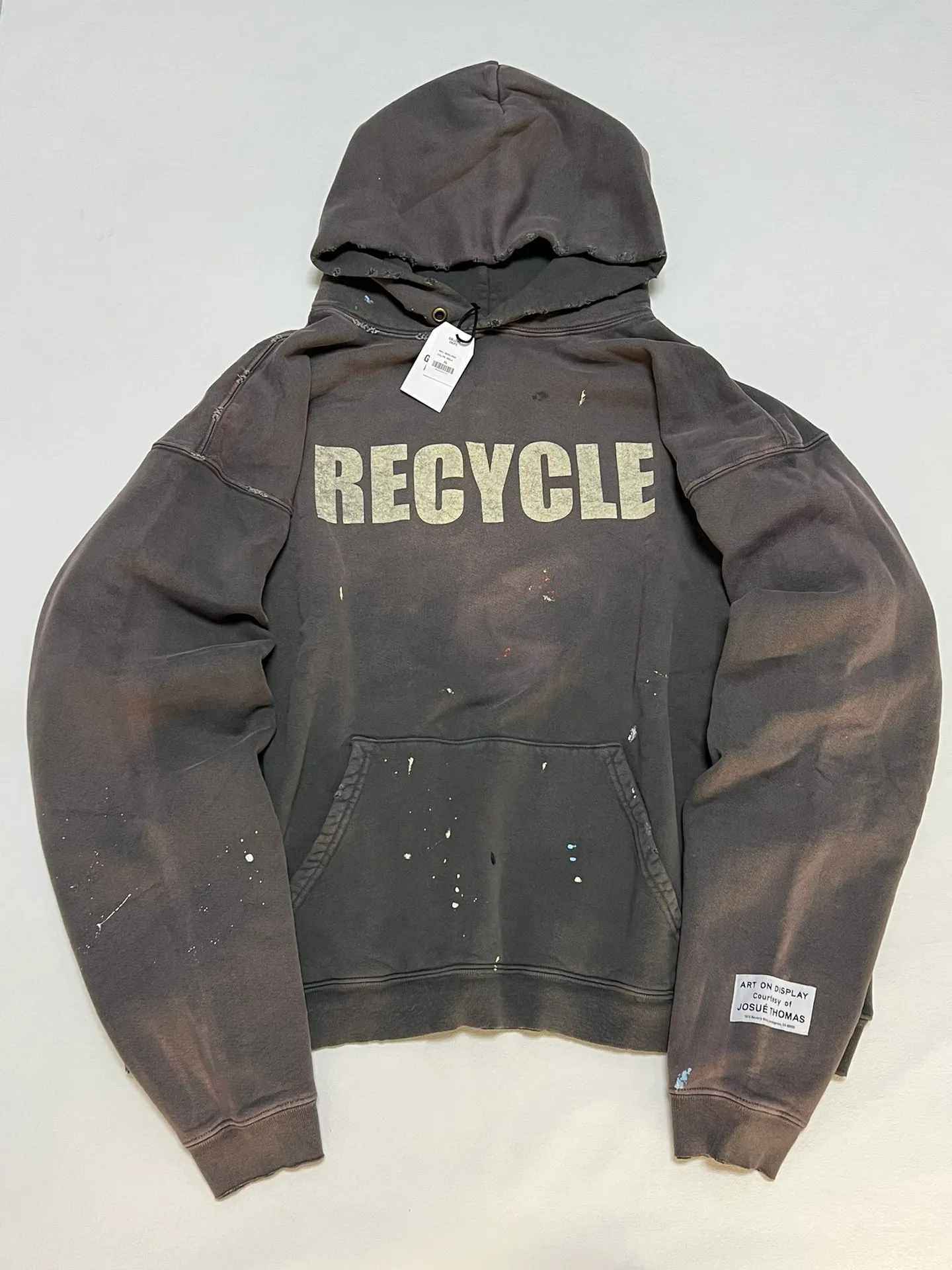 GALLERY DEPT. 90'S RECYCLE HOODIE WASHED BLACK 90'S washed hoodie with distressed eco-friendly slogans. Washed black S-XL. Ready-made garments are washed and dyed again. Multiple spots throughout the body are spray-faded. The ribs are cut and worn.